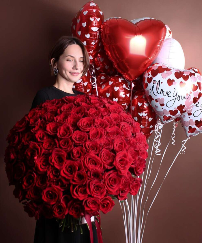 101 красная роза Эксплорер и охапка шаров-сердец в наборе 
