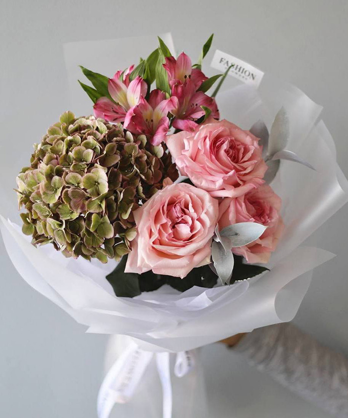 Пионовидные розы Пинк Охара и гортензия в букете 