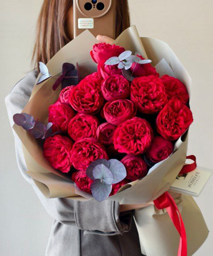 19 пионовидных роз Ред Пиано в букете Габриэль №9442