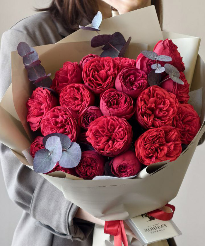 19 пионовидных роз Ред Пиано в букете Габриэль №9442