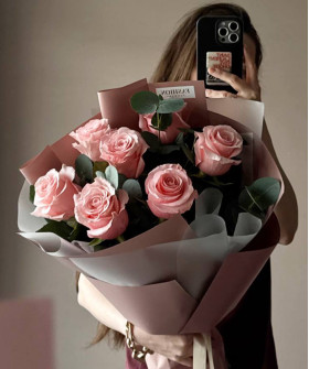 7 розовых роз с эвкалиптом №4767