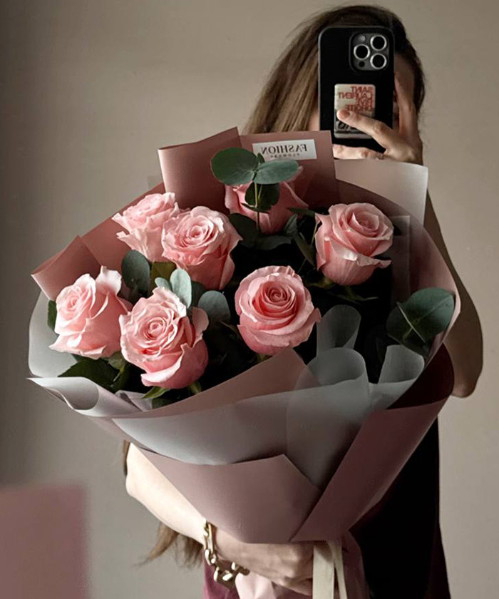 7 розовых роз с эвкалиптом №4767