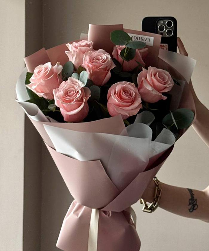 7 розовых роз с эвкалиптом №4767