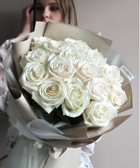 15 белых пионовидных роз Плая бланка №3106