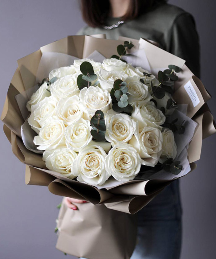 21 белая роза Плая бланка с эвкалиптом №3017