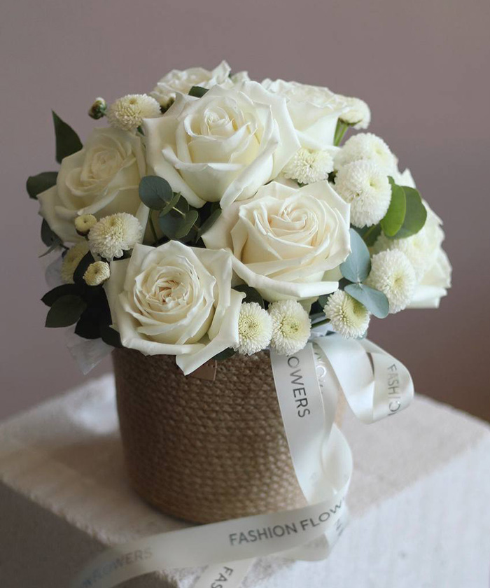 Белые розы в корзине 