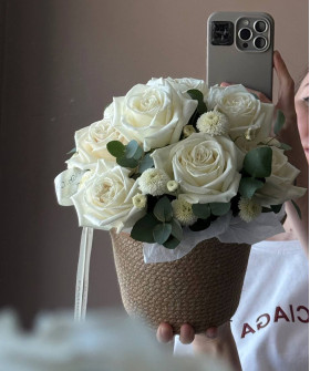 Белые розы в корзине "Белый сад" № 4334