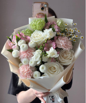 "Летний поцелуй" авторский букет с белыми пионовидными розами №8633