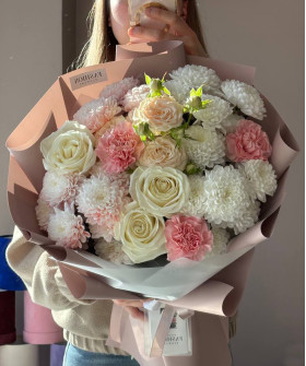"Очарование" сборный букет с белыми и кремовыми розами №9968