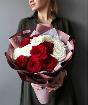 13 красных и белых роз Карла №9349