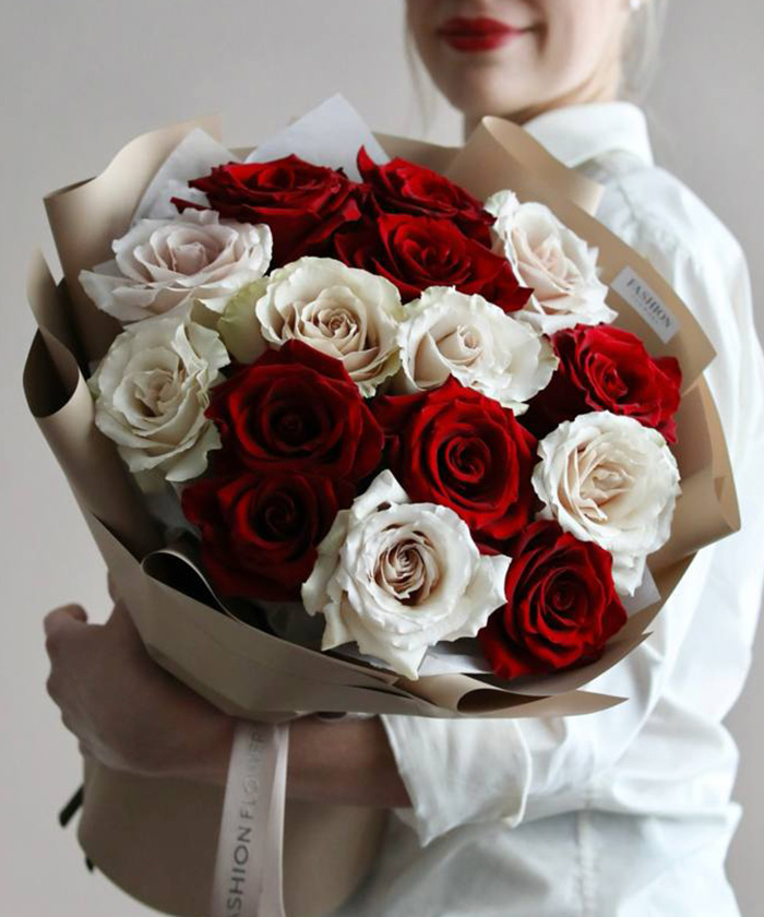 15 красно-кремовых роз Квиксенд и Эксплорер №8467