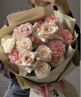 "Карамельный пудинг" букет с кремовыми розами и диантусами №7678