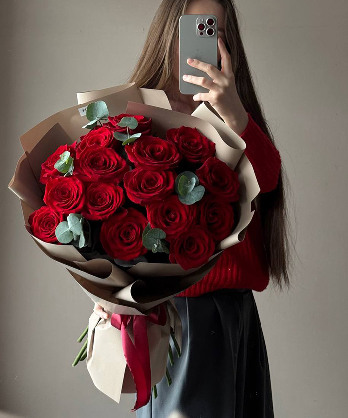15 красных роз Эксплорер с эвкалиптом №8986