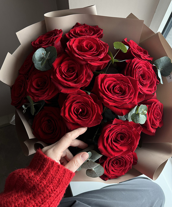 15 красных роз Эксплорер с эвкалиптом №8986