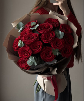 15 красных роз Эксплорер с эвкалиптом №8986