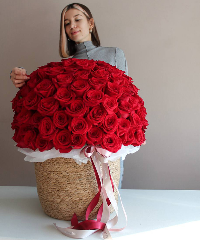 151 красная роза Эксплорер в корзине 