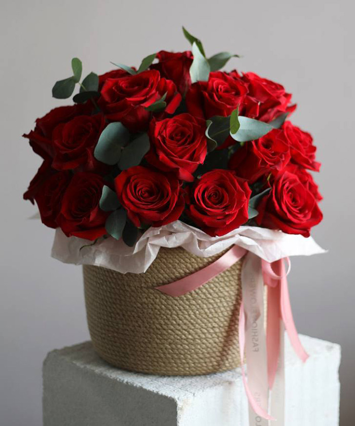 29 красных роз в корзине 