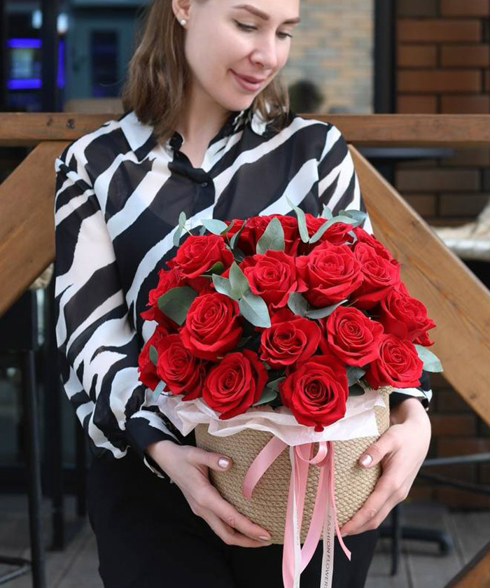 29 красных роз в корзине 