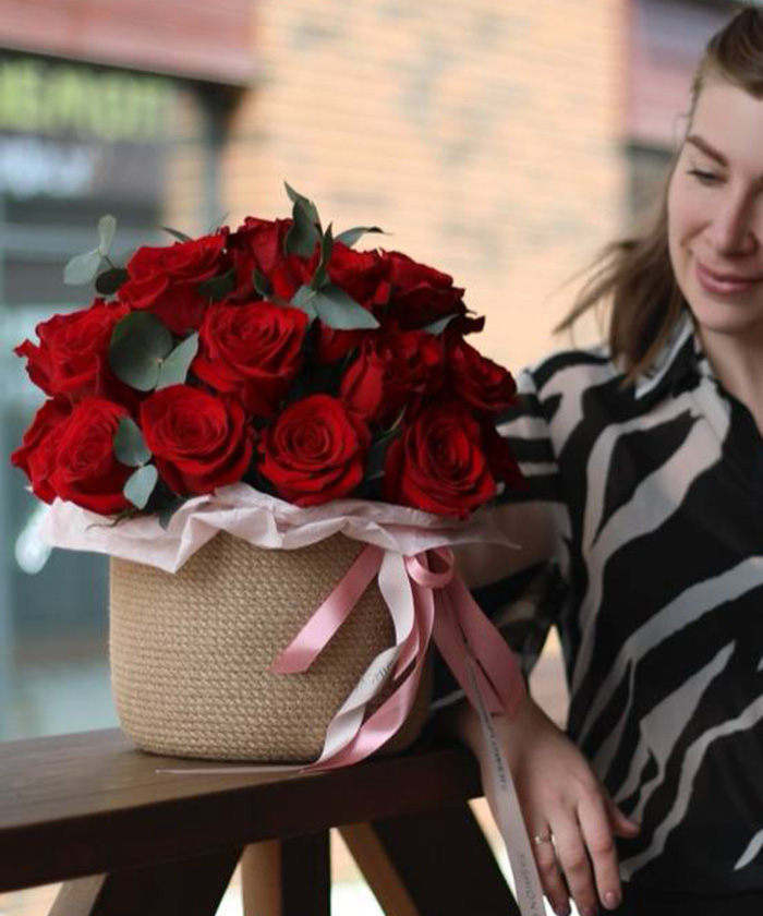29 красных роз в корзине 