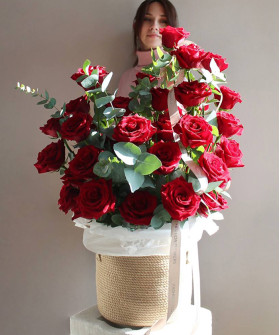 51 красная роза Эксплорер с эвкалиптом в корзине "Шёпот сердца" №3350