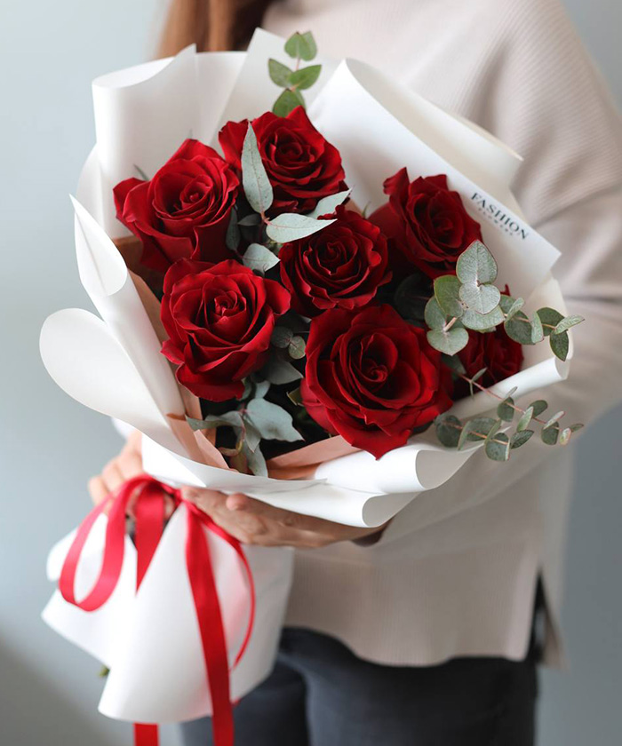 7 красных роз Эксплорер с эвкалиптом в букете 