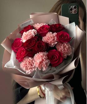 "Искры любви" букет из алых роз Фридом и диантусов №3345