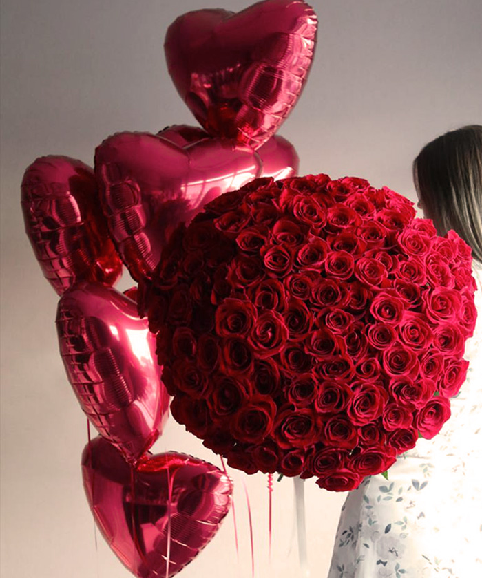 Комбо-набор из букета 101 красной розы и охапки шаров сердец 