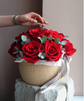 Красные розы Эксплорер с эвкалиптом в корзине №2746