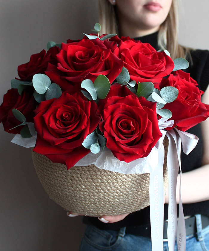 Красные розы Эксплорер с эвкалиптом в корзине №2746
