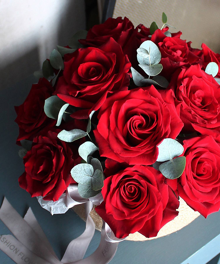 Красные розы Эксплорер с эвкалиптом в корзине №2746