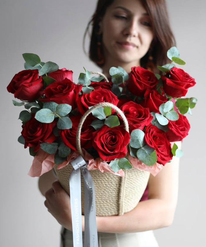 Красные розы в сумочке 