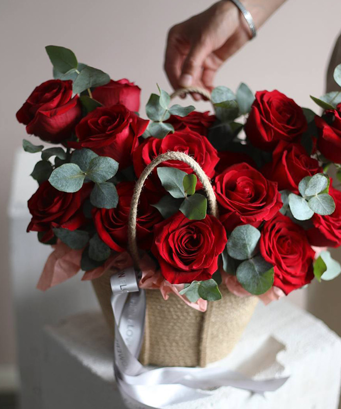 Красные розы в сумочке 