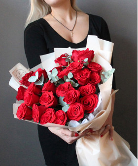 25 красных роз Эксплорер в букете "Любимой" №6876