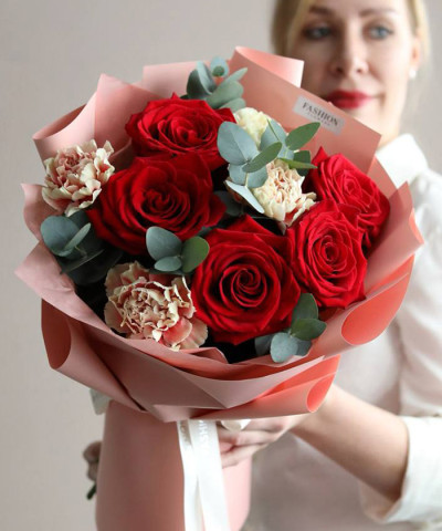 "Мерлетто" красные розы и диантусы №6456