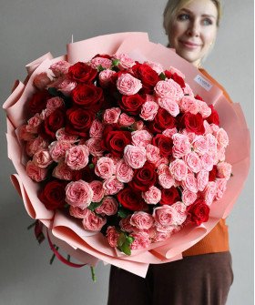 "Очарование" роскошный букет из красных роз Эксплорер и розовых кустовых роз №5785