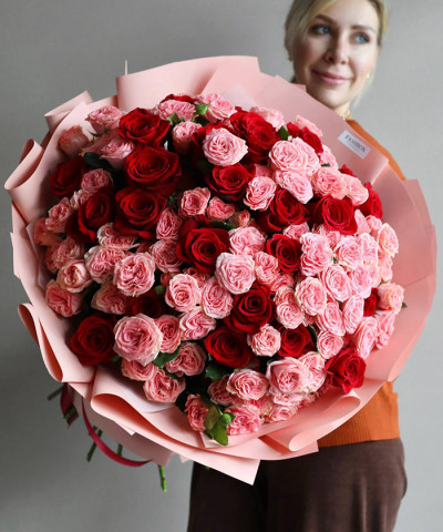 "Очарование" роскошный букет из красных роз Эксплорер и розовых кустовых роз №5785