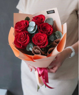 5 красных роз Эксплорер с эвкалиптом №2943