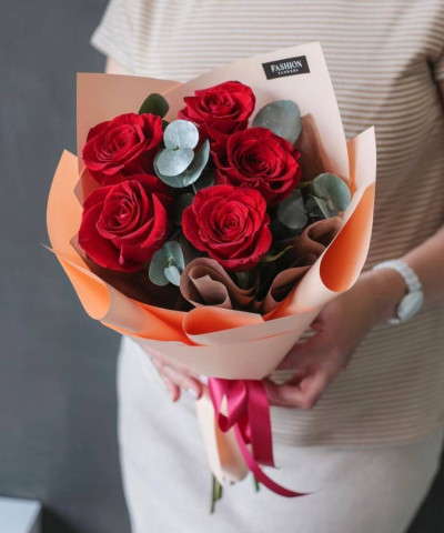 5 красных роз Эксплорер с эвкалиптом №2943