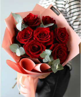 7 красных роз Эксплорер с эвкалиптом №2136
