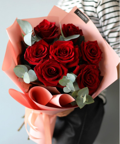 7 красных роз Эксплорер с эвкалиптом №2136