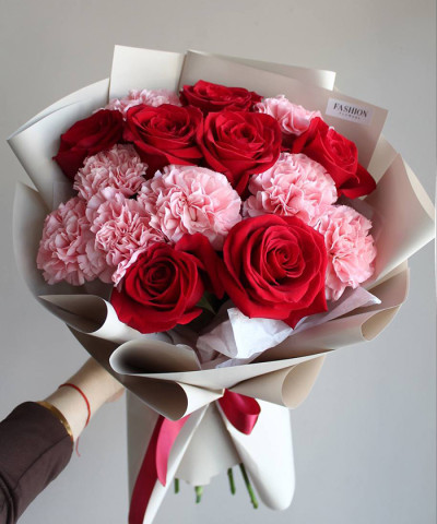 "Рубин" букет из красных роз и диантусов №3549