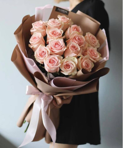 15 нежно-розовых роз Салма №5435