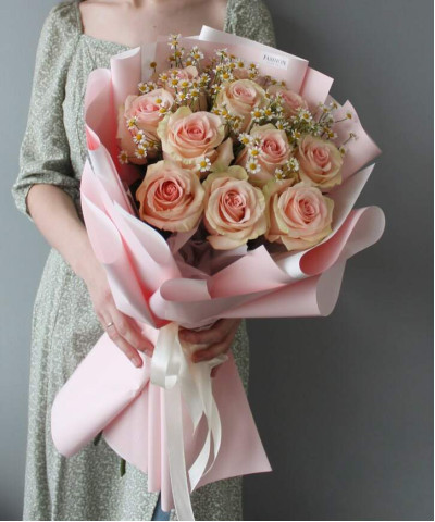 11 розовых роз Салма и ромашки в букете "Прованс" №7910