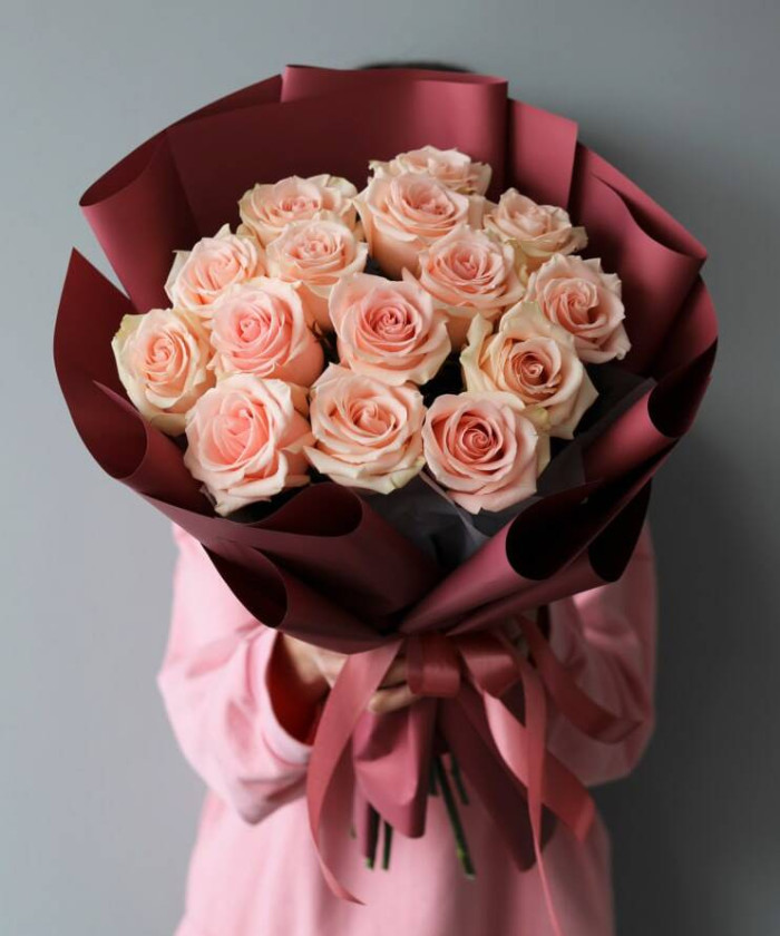 15 нежно-розовых роз Салма №5642