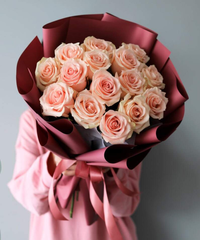 15 нежно-розовых роз Салма №5642