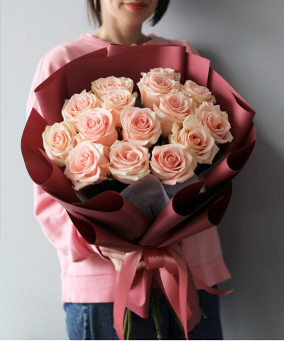 15 нежно-розовых роз Салма №5642