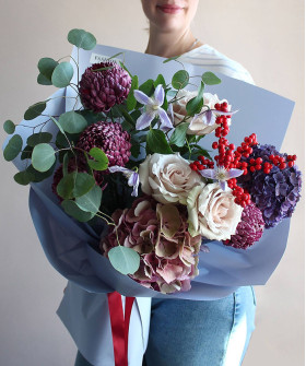 "Английские сады" авторский букет с клематисом, ягодами илекса и гортензиями №5654
