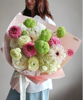 Букет авторский с английской розой и ранункулюсами №4953