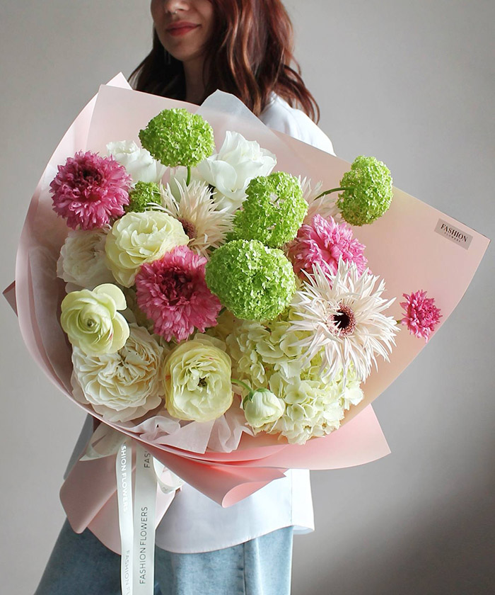 Букет авторский с английской розой и ранункулюсами №4953