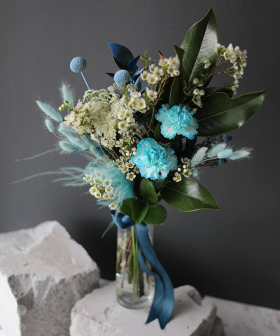 Букет из сезонных цветов, в бело-голубых оттенках, без упаковки №6791